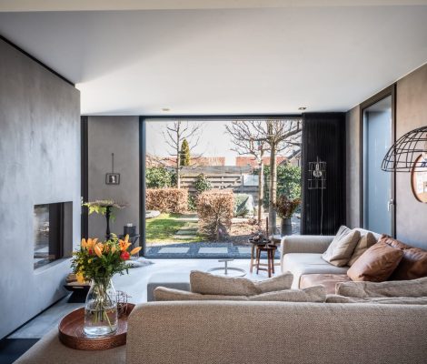Afbeelding woonkamer met zicht op de tuin uitbouw Meppel gerealiseerd door Inglies Styling
